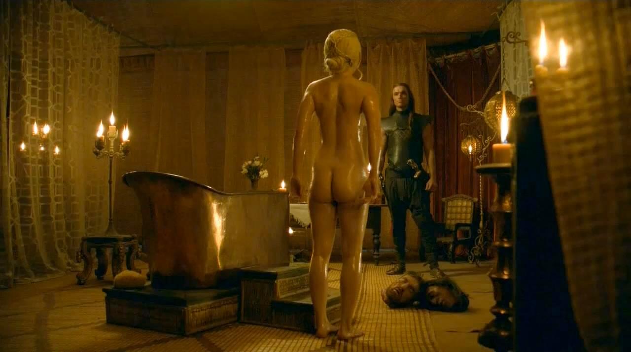 Emilia Clarke Nude In Game Of Thones (14)
