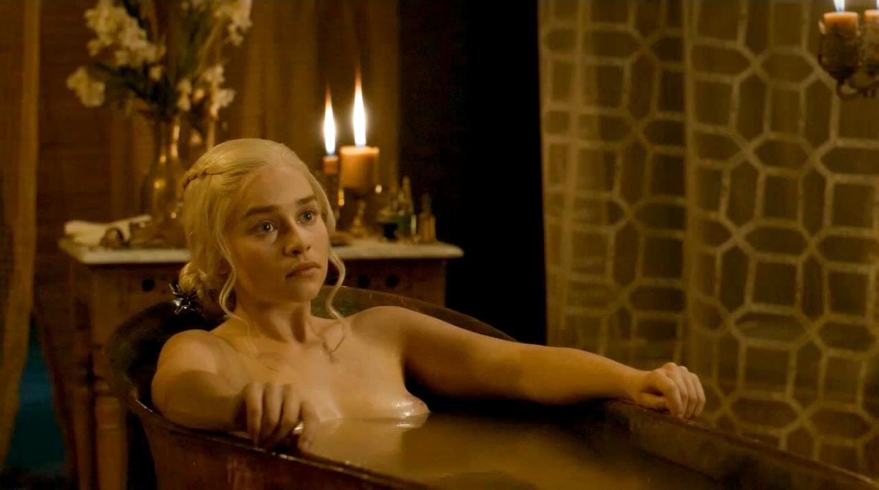 Emilia Clarke Nude In Game Of Thones (16)
