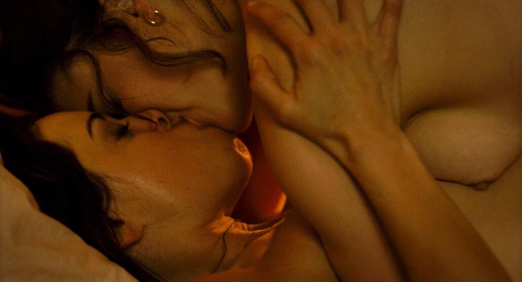 Aubrey_Plaza___Margaret_Qualley_Nude_in_Honey_Don_t_28429.jpg