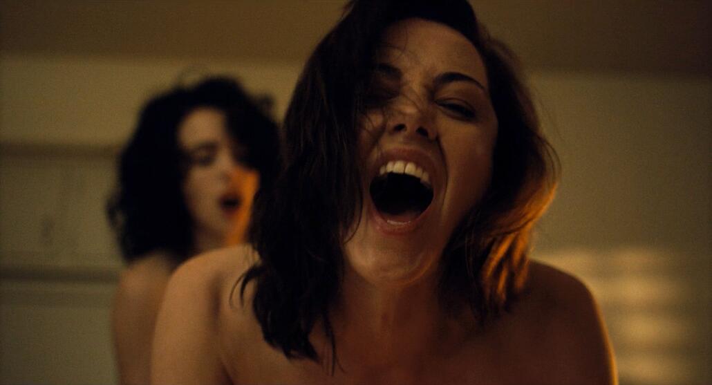 Aubrey_Plaza___Margaret_Qualley_Nude_in_Honey_Don_t_28829.jpg