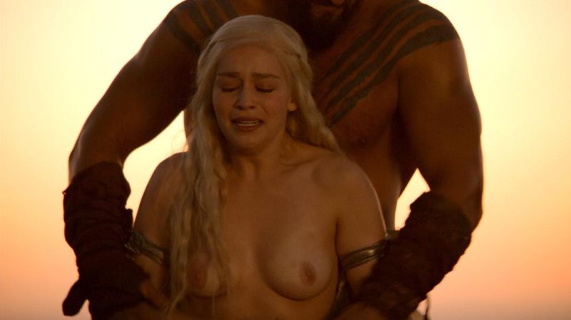 Emilia Clarke - Game of Thrones - S01E01 - 2_3
