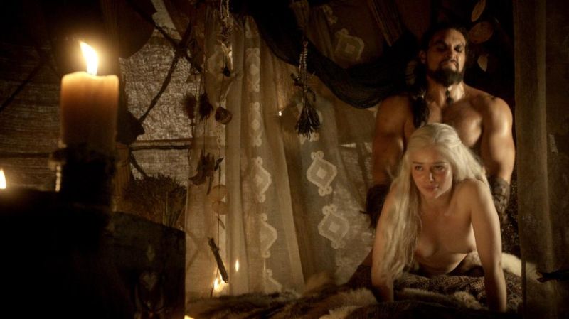 Emilia Clarke - Game of Thrones - S01E02_1
