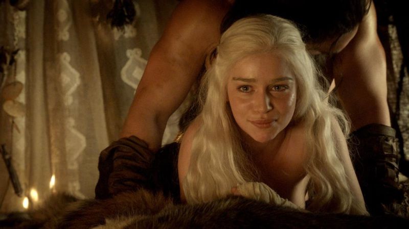 Emilia Clarke - Game of Thrones - S01E02_4
