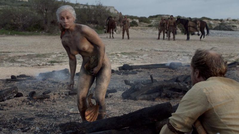 Emilia Clarke - Game of Thrones - S01E10_3
