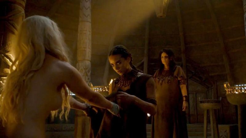 Emilia Clarke - Game of Thrones - S06E03_4
