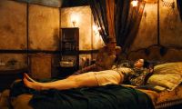 Emma_Stone___Kathryn_Hunter_-_Poor_Things_2.jpg