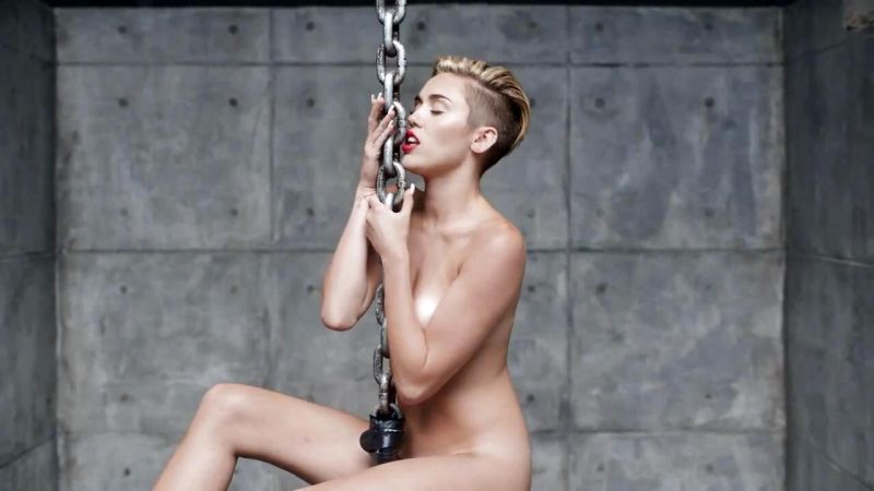 Miley Cyrus - Wrecking Ball_2
