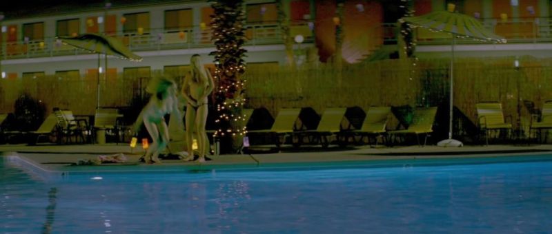 Amber Heard & Amanda Seyfried - Alpha Dog - 1_2
