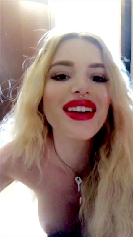 Bella Thorne - Snapchat Story - Nipslip_4
