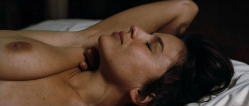 Elena_Anaya___Natasha_Yarovenko_-_Room_in_Rome_-_04_1.jpg