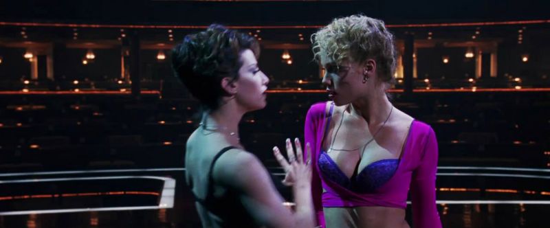 Elizabeth-Berkley-Gina-Gershon-Showgirls-2_1.jpg