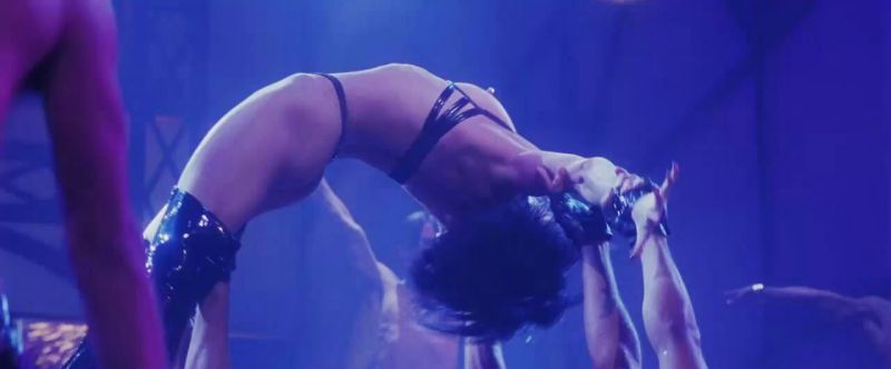 Elizabeth-Berkley-Gina-Gershon-Showgirls-3_2.jpg