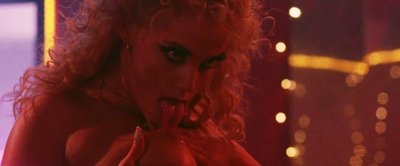 Elizabeth-Berkley-Showgirls-3_3.jpg