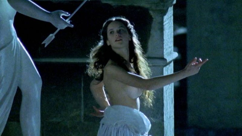 Felicity Jones - Servants - S01E01_3
