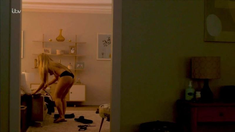 Florence Pugh - Marcella - S01E01 - 2_4
